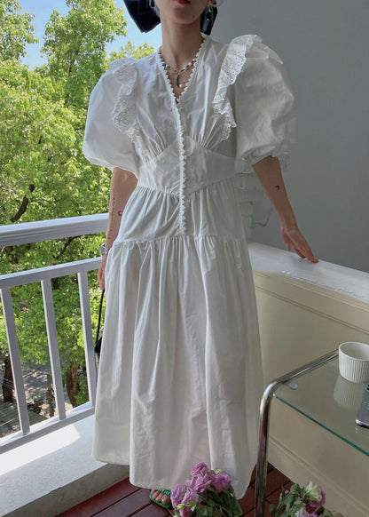 Robe ample blanche en coton à col en V froissée et ajourée pour l'été XX071