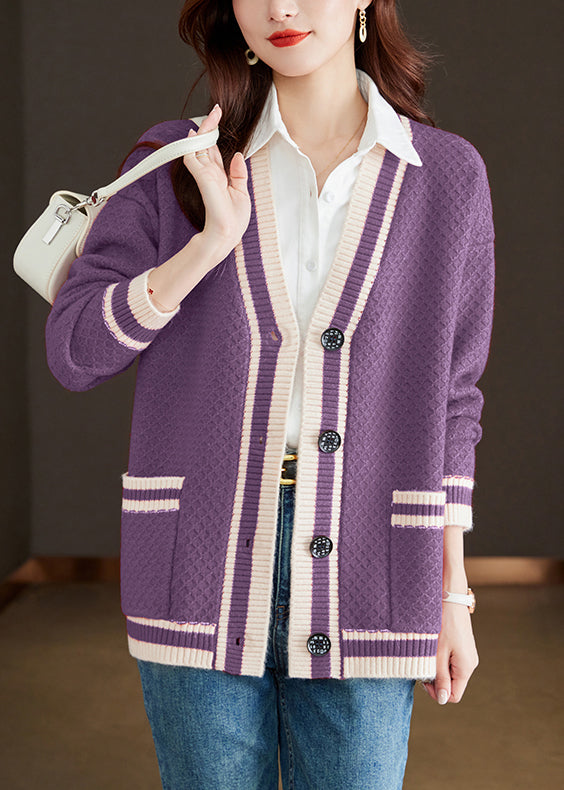 Gemütliche Patchwork-Strickjacke mit V-Ausschnitt und violetten Taschen QS024