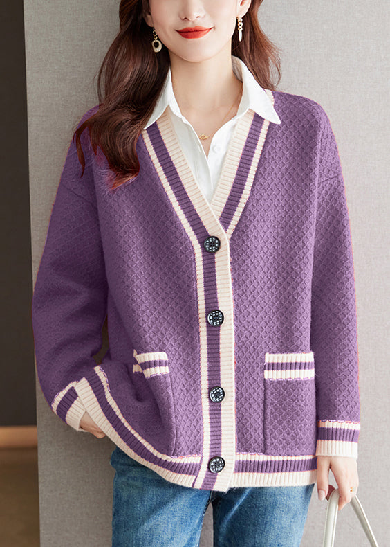 Gemütliche Patchwork-Strickjacke mit V-Ausschnitt und violetten Taschen QS024