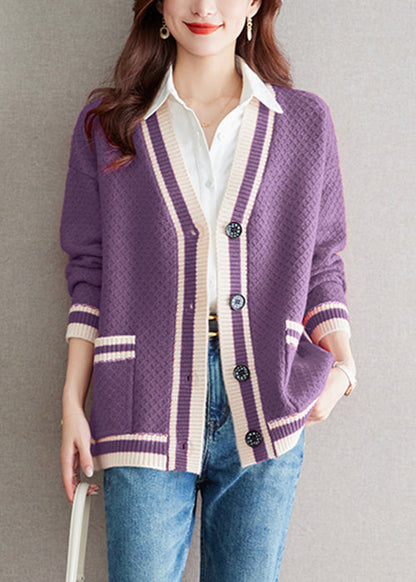 Gemütliche Patchwork-Strickjacke mit V-Ausschnitt und violetten Taschen QS024