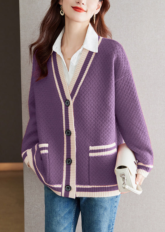 Gemütliche Patchwork-Strickjacke mit V-Ausschnitt und violetten Taschen QS024