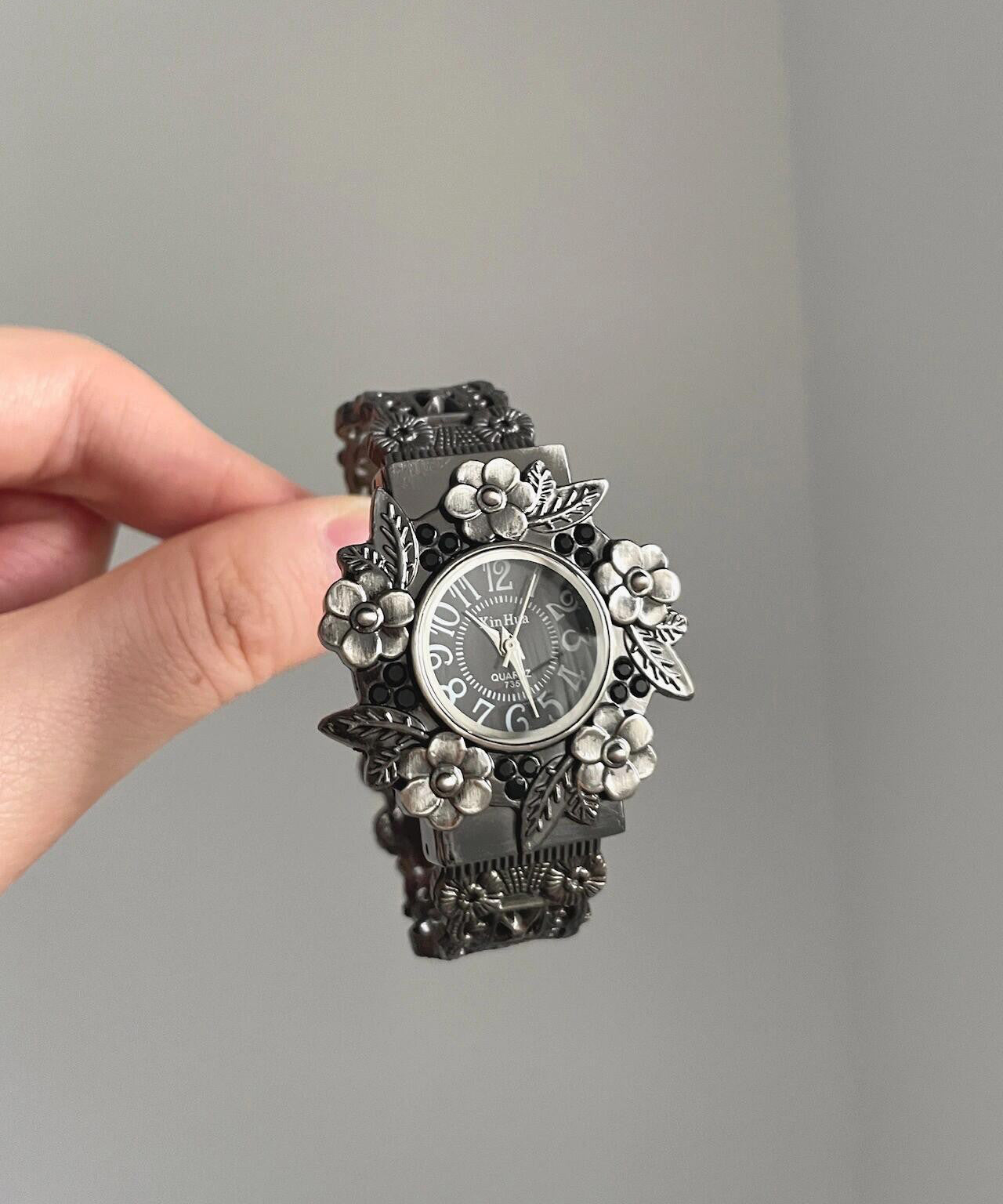 Retro Out Metal Floral Watches Black Hollow