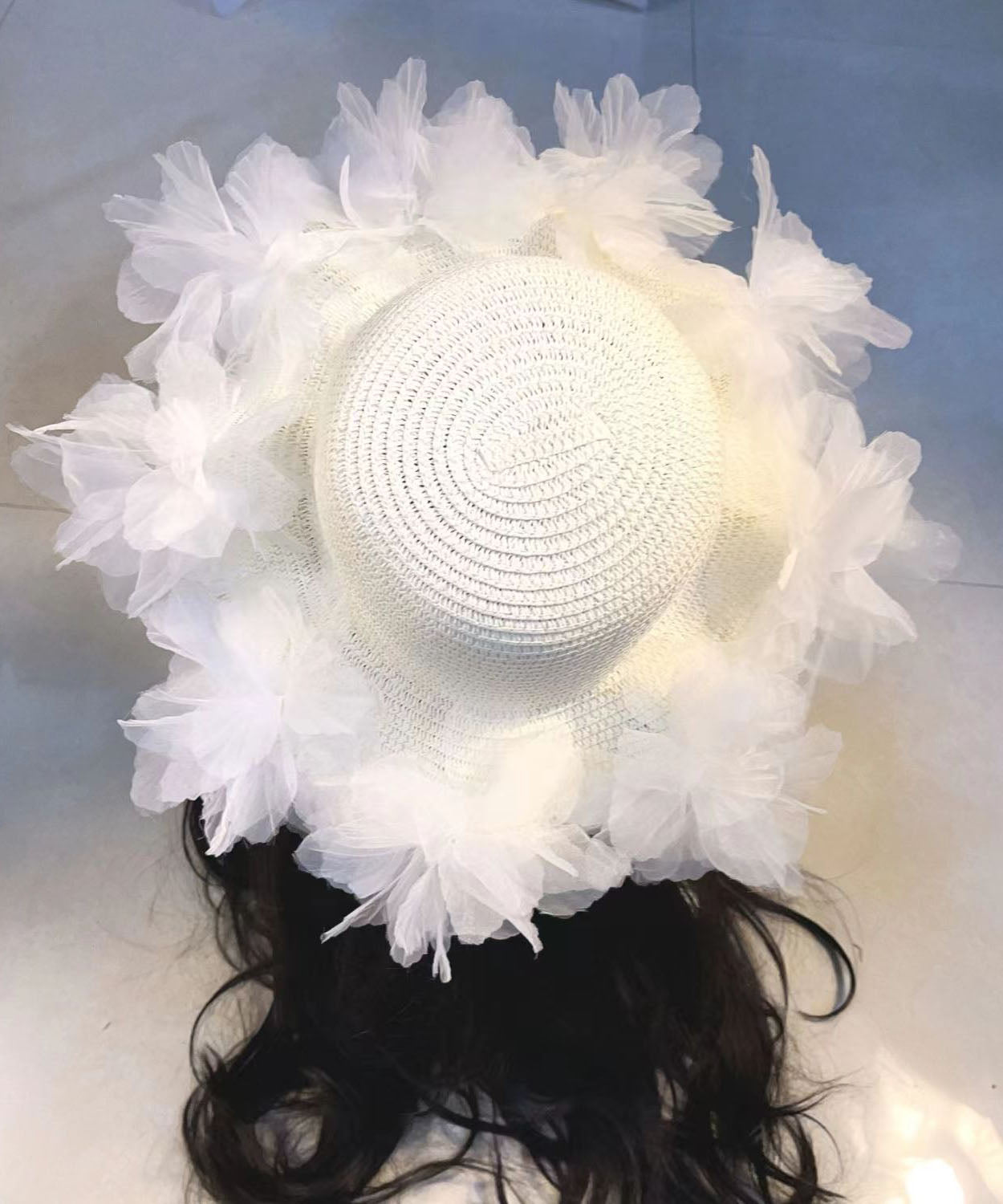 Chapeau de soleil d'été en paille tissée avec grande dentelle et grandes fleurs YU1013