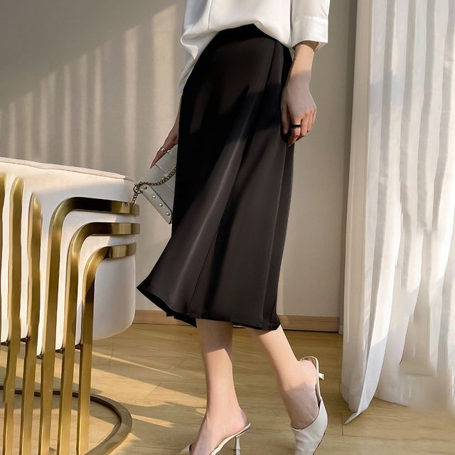 Mid-Rise A-Line Midi Skirt with Minimalist Plain Design