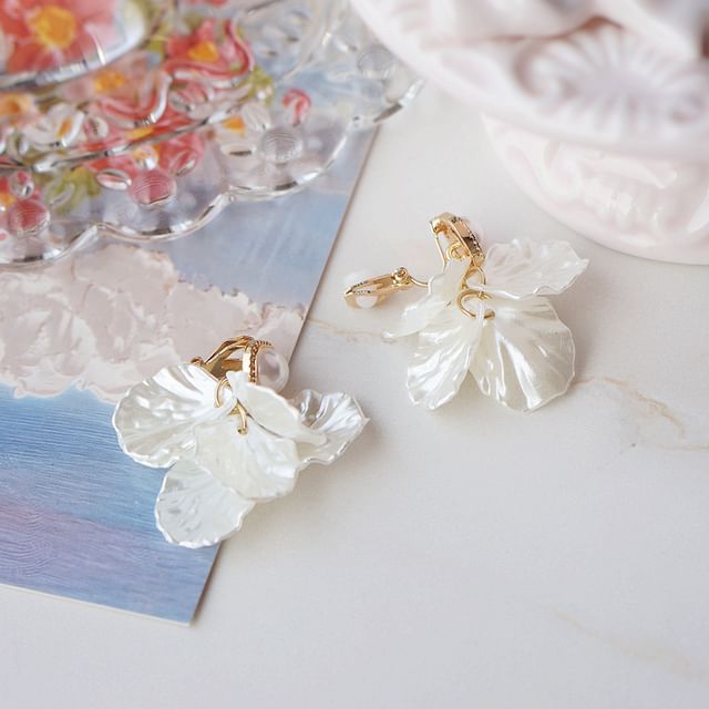 Alloy Chandelier Petal Pearl Earring Faux