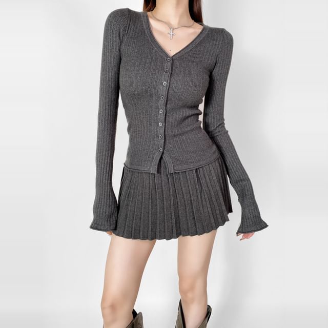V-Neck Ribbed Knit Cardigan / Mid Rise Pleated Mini Skirt