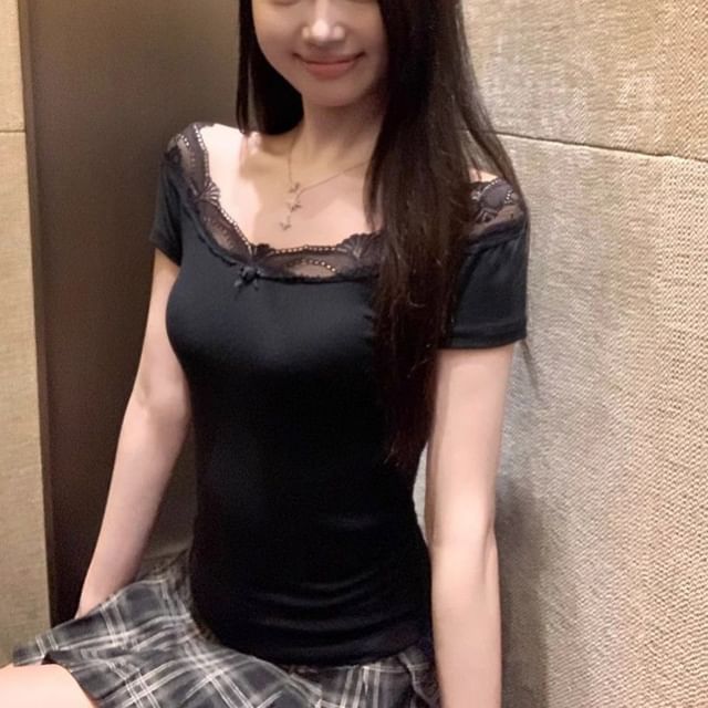Off-Shoulder Lace Trim Short-Sleeved T-Shirt