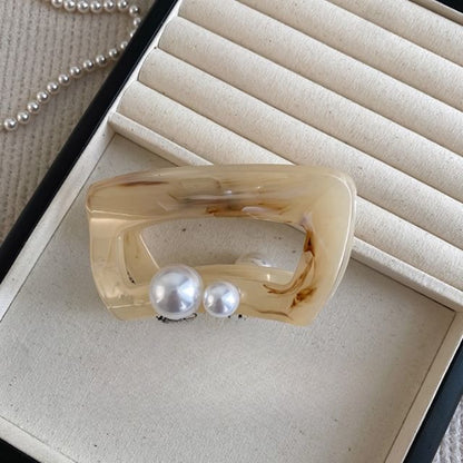 Claw Pearl Hair Acrylic Faux