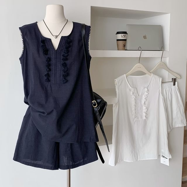 Sleeveless Notch-Neck Plain Lace-Trimmed Tassel Blouse & Mid-Rise Shorts Set