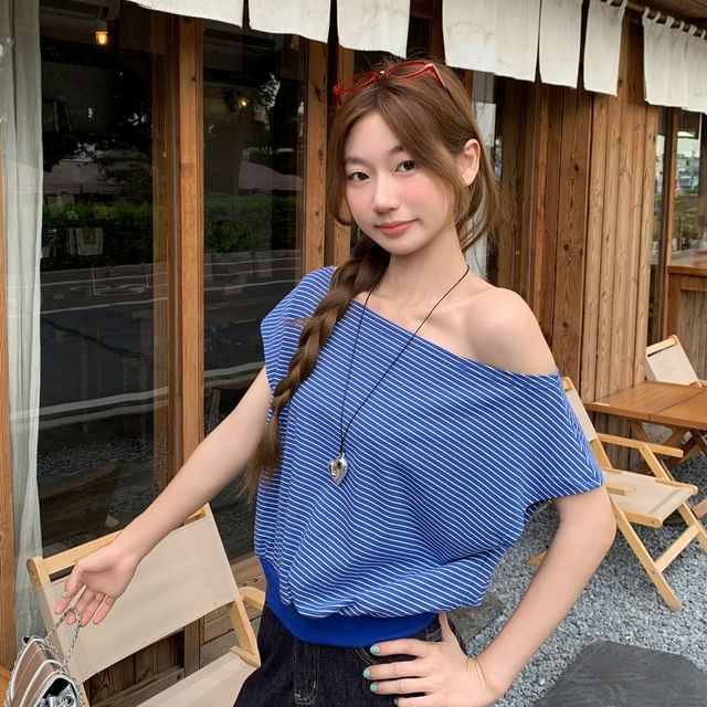 Striped Off-Shoulder Short-Sleeved Cropped Tee