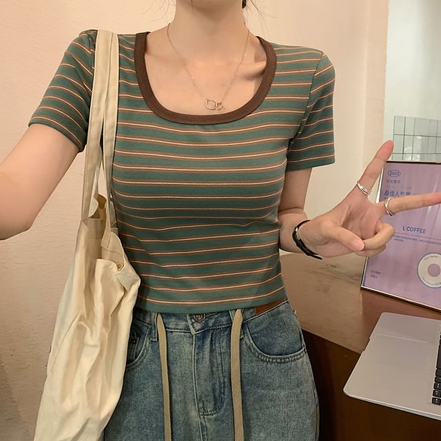 Striped Scoop-Neck Short-Sleeved Cropped Tee