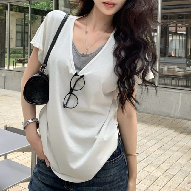 Two-Tone Mock Two-Piece V-Neck Short-Sleeved Tee