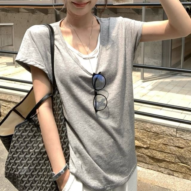Two-Tone Mock Two-Piece V-Neck Short-Sleeved Tee