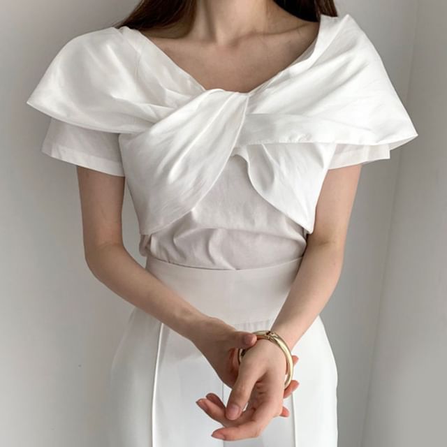 Short-Sleeved Knot-Front Plain Tee