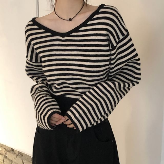 V-Neck Sleeved Striped Knitted Top