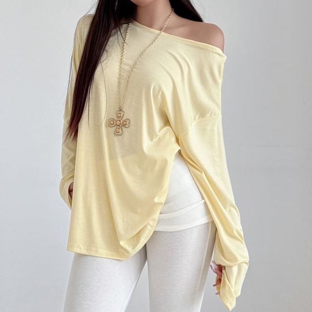 Off-Shoulder T-Shirt with Open Back and Long Sleeves in Solid Color