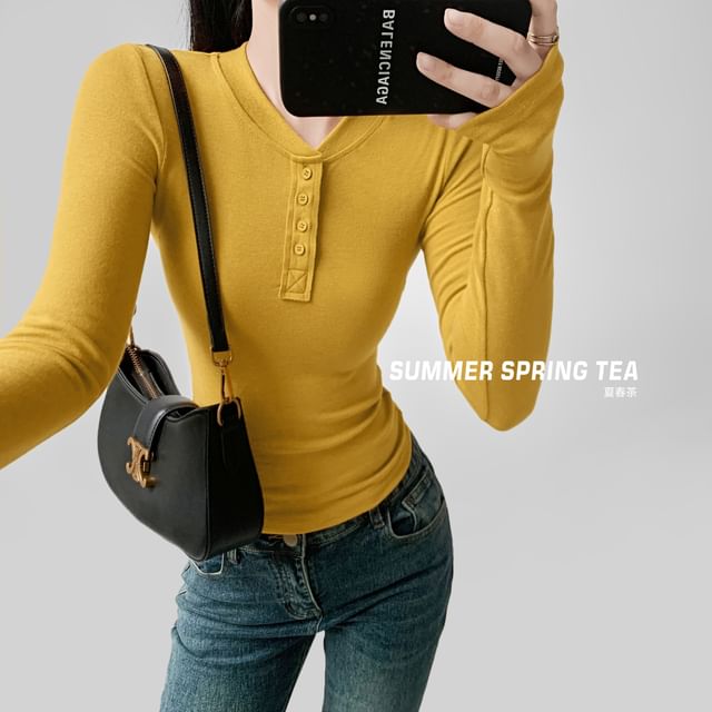 Cropped Henley T-Shirt with Long Sleeves and Slim Fit in Solid Color