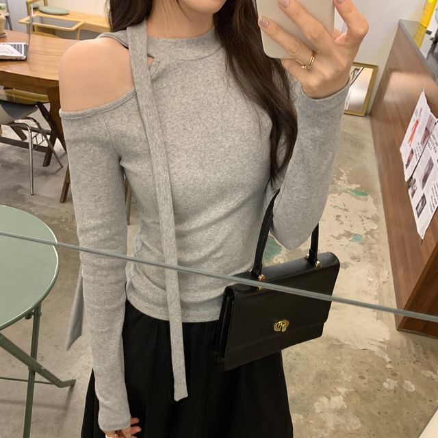 Cutout T-Shirt with Long Sleeves in Solid Color