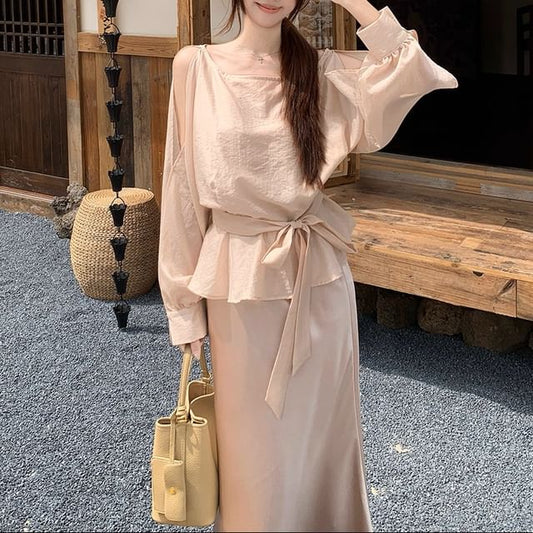 Scoop Neck Blouse with Long Sleeves and Plain Design, Paired with High-Rise Maxi A-Line Skirt