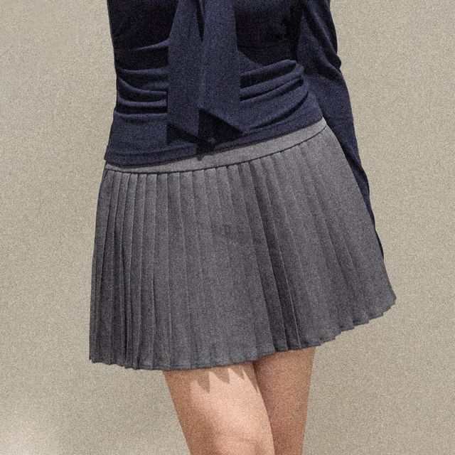 Plus Size Long-Sleeve Off Shoulder Plain Top / High Waist Mini Plain Skirt