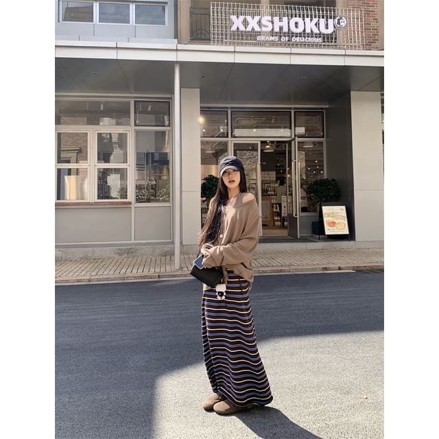 Extended Sleeve Solid Loose T-Shirt / High Rise Striped Maxi Skirt