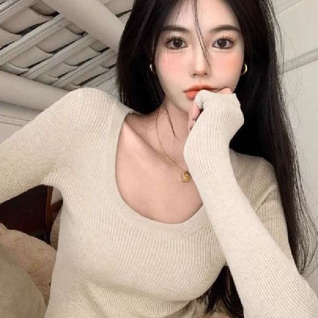 Ribbed Scoop Neck Long-Sleeve Knit Top
