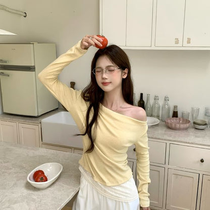 Off-Shoulder Lace Panel Slim Fit Tee