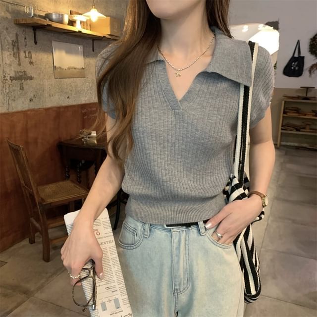 Collared V-Neck Crop Knit Top