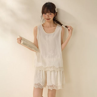Lace Trim Tank Top / Mid Rise Shorts