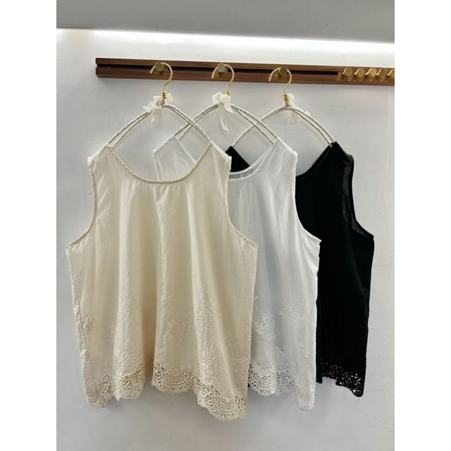 Lace Trim Tank Top / Mid Rise Shorts