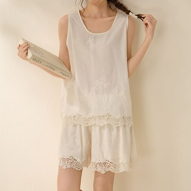 Lace Trim Tank Top / Mid Rise Shorts