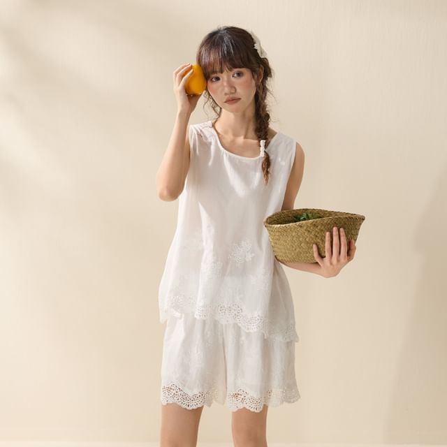 Lace Trim Tank Top / Mid Rise Shorts