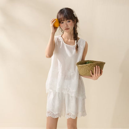 Lace Trim Tank Top / Mid Rise Shorts