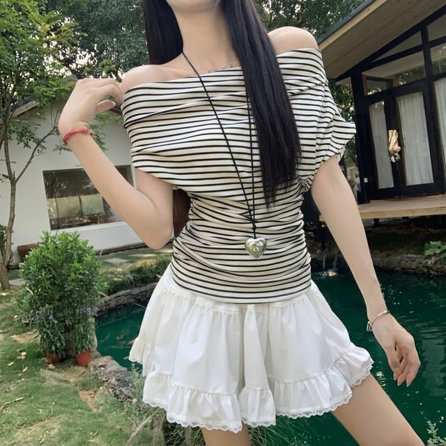 Short-Sleeve Off Shoulder Striped T-Shirt / Mid Rise Mini Tiered A-Line Skirt