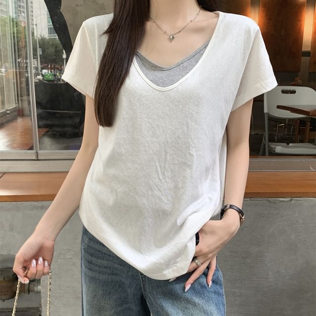 Mock Two-Piece Two Tone V-Neck Short Sleeve T-Shirt