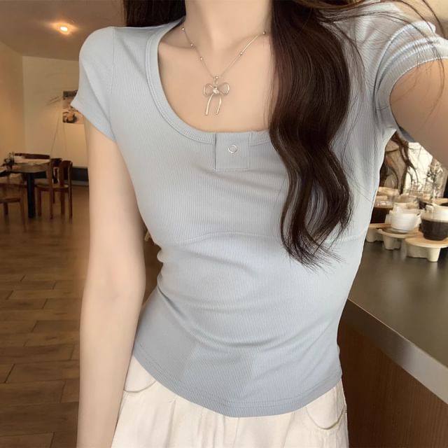 Scoop Neck Short-Sleeve Solid Crop Tee
