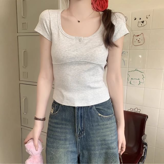 Scoop Neck Short-Sleeve Solid Crop Tee