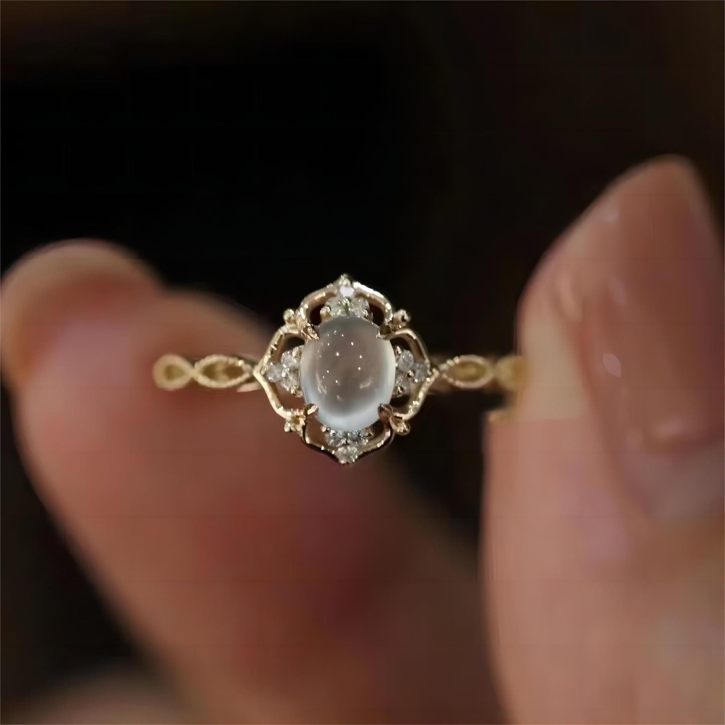 Baroque-style Moonstone Shinning Ring