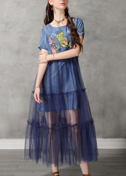 Robe longue en jean bleu à col rond et manches courtes en tulle brodé NN020