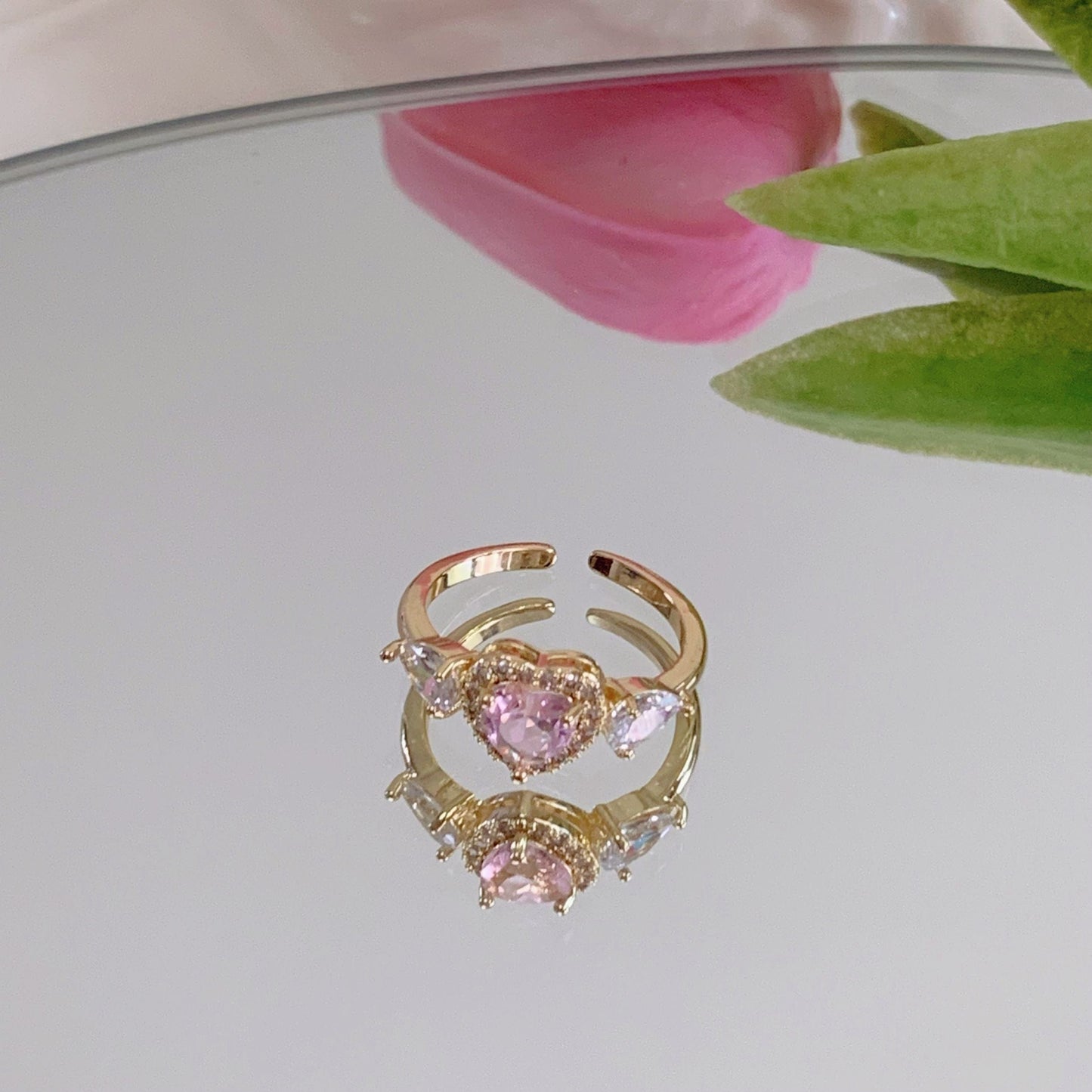 Verstellbarer Ring mit Engelsflügeln aus rosa Kristall