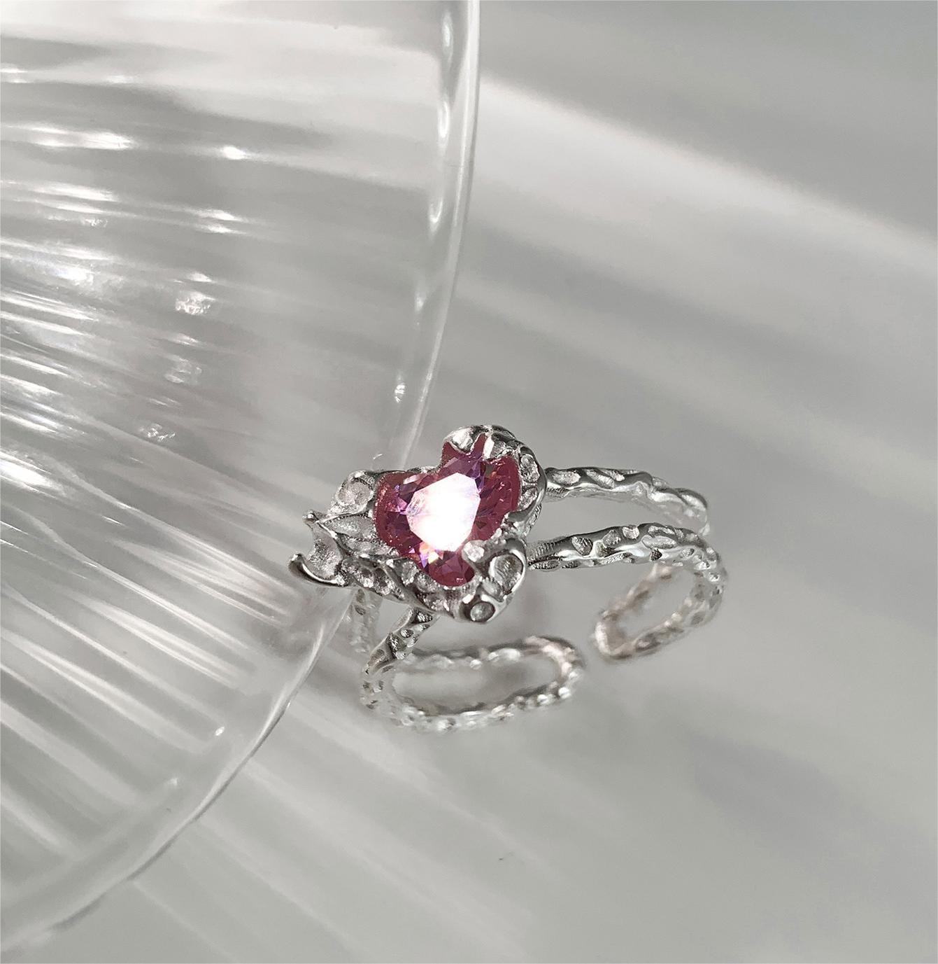 Verstellbarer Ring mit rosa Kristallherz