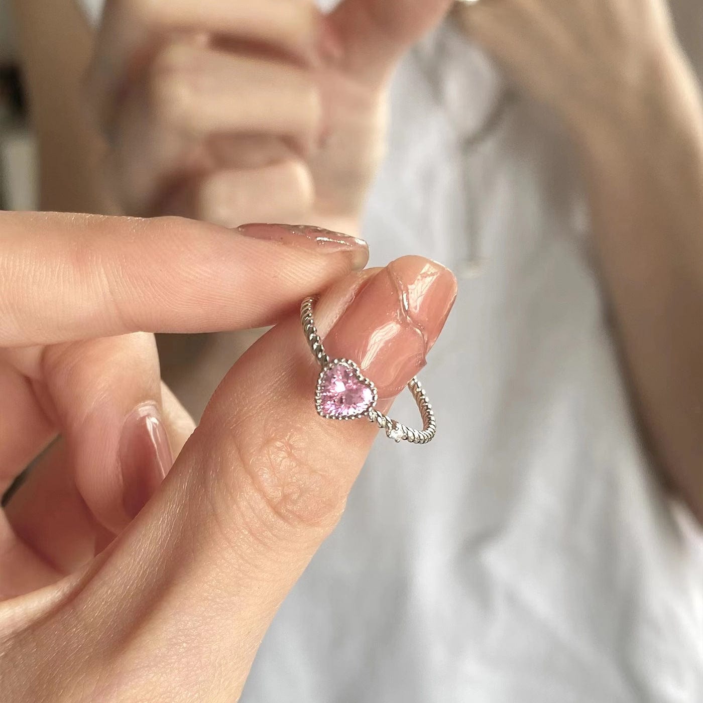 Schicker Herzring mit rosa CZ-Kristall