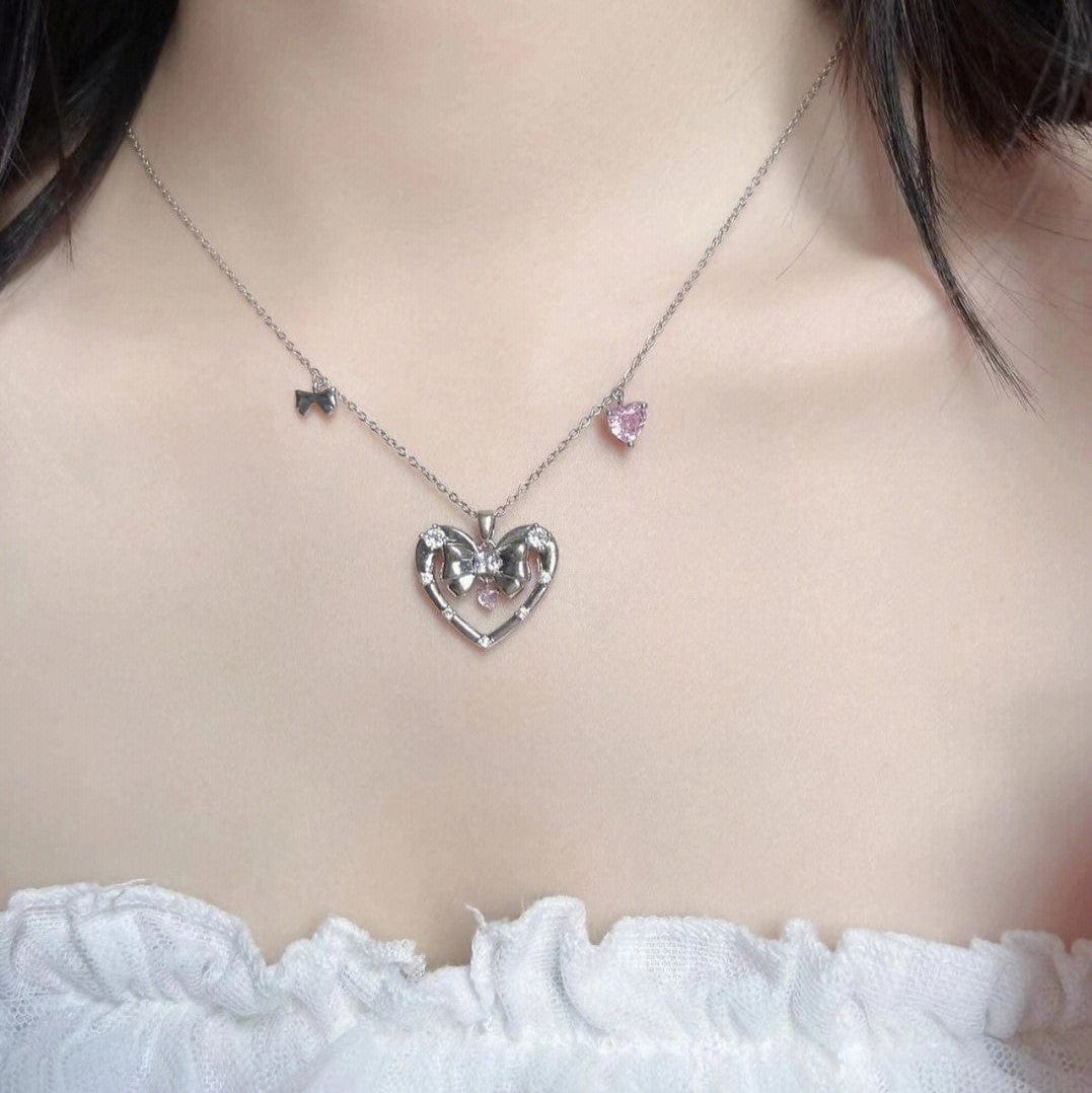 Collier avec pendentif en forme de cœur et nœud papillon