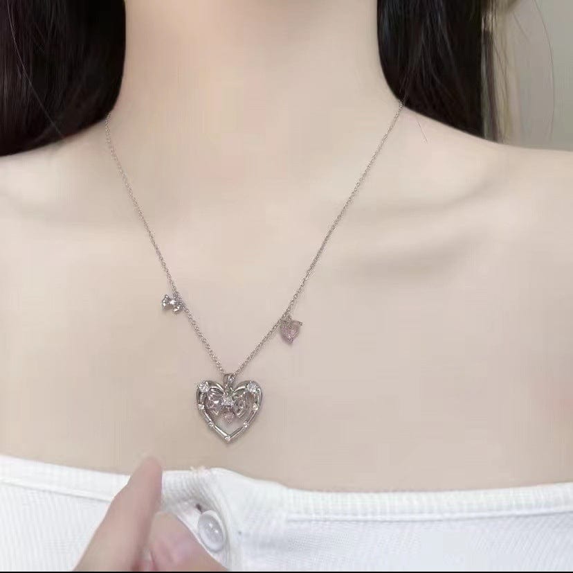 Collier avec pendentif en forme de cœur et nœud papillon