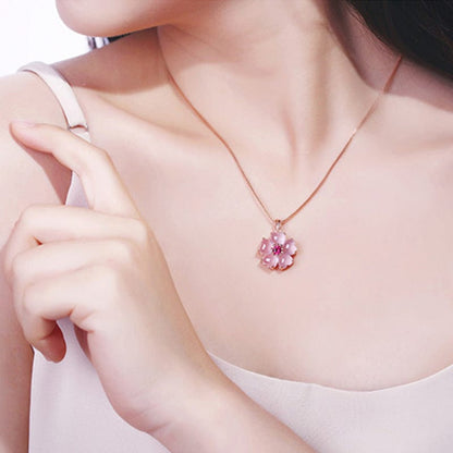 Collier avec pendentif en forme de cœur rose et fleur de cerisier