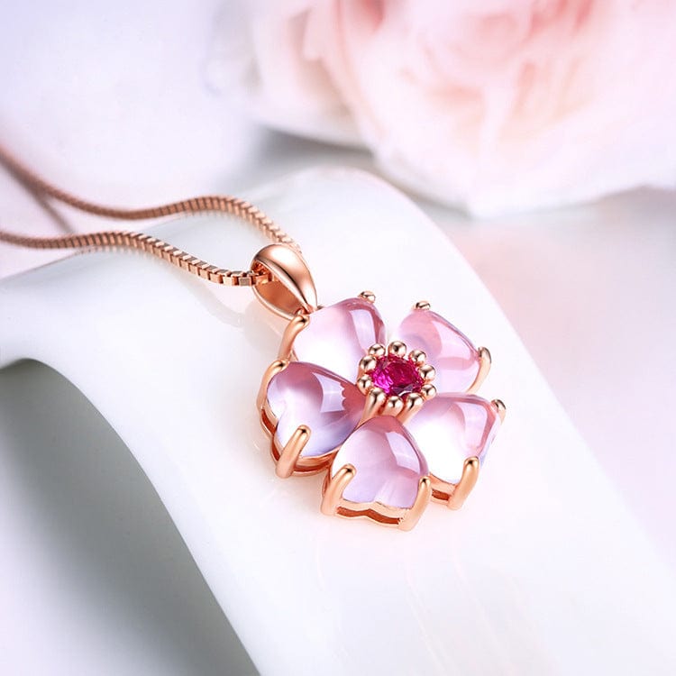 Collier avec pendentif en forme de cœur rose et fleur de cerisier