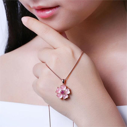 Collier avec pendentif en forme de cœur rose et fleur de cerisier