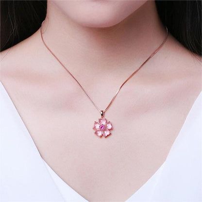 Collier avec pendentif en forme de cœur rose et fleur de cerisier