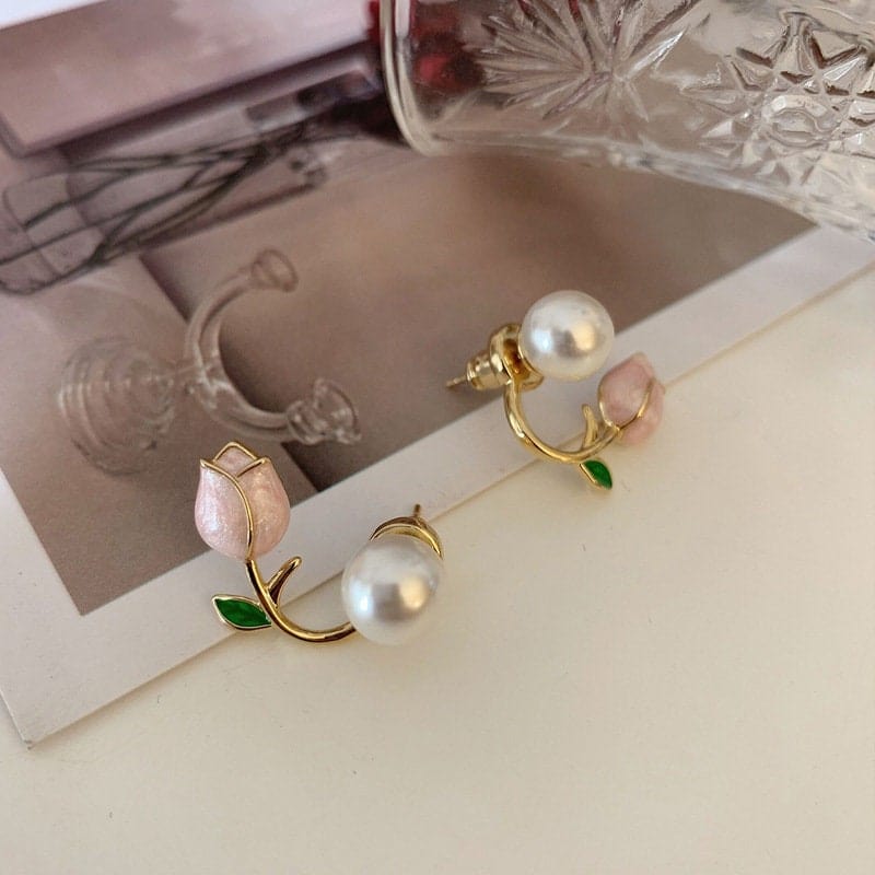 Chic Tulip Pearl Earrings