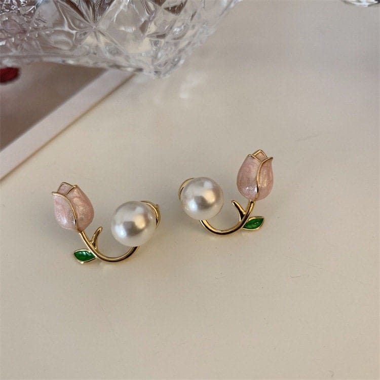 Chic Tulip Pearl Earrings